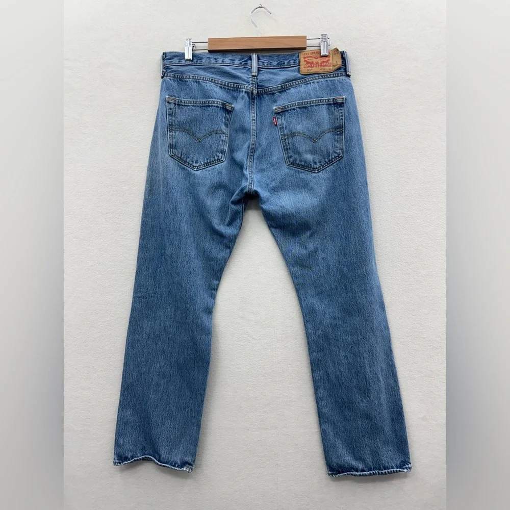 Levi’s 501 Men’s 34x30 Blue Faded Button Fly Denim Jeans - Picture 2 of 12